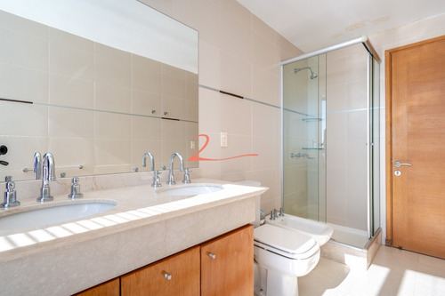 Venta De Apartamento Piso Alto A Pasos De Playa Mansa, Tres Dormitorios Más Servicio- Ref: 5332