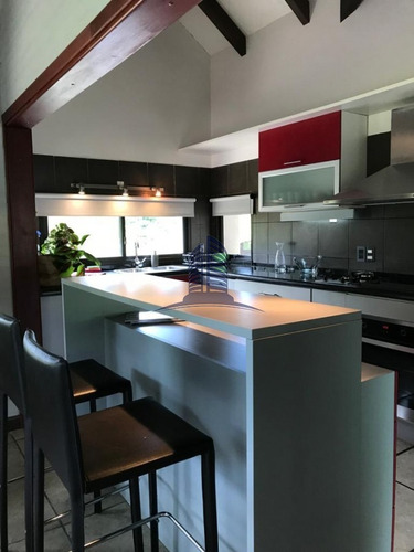 Casa En Venta- De Cuatro Dormitorios En Pinares- Ref: 1203