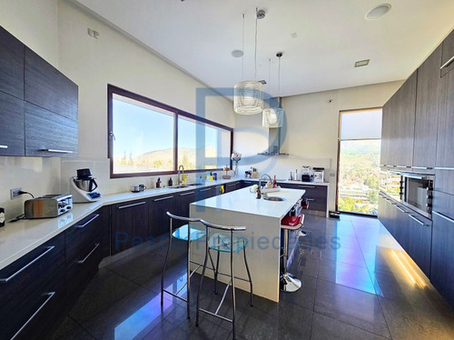 Casa Mediterránea En Prestigioso Y Seguro Condominio