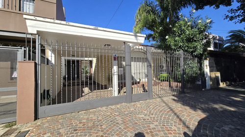 Amplia Casa Tipo Chalet De 5 Ambientes Como A Estrenar Con Jardin Y Cochera En Venta. Florida