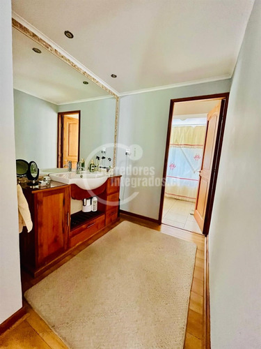 Casa En Venta De 7 Dorm. En Los Dominicos Antiguo