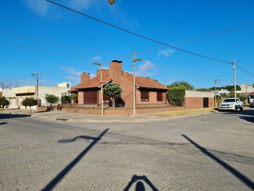 Imagen 2 de 30 de Chalet Impecable Estado Y Calidad De Construcción