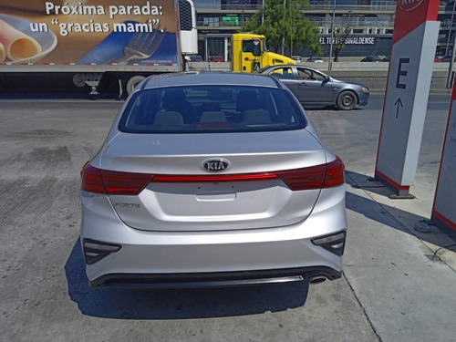 Imagen 5 de 10 de Kia Forte Lx 4cil. 2.0l Ta Sedan 2020 Silky Silver 238/21