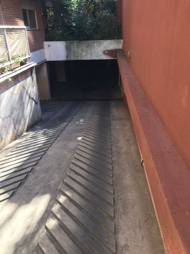 Venta Cochera Cubierta En San Isidro
