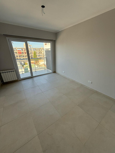 Venta De Departamento De Tres Ambientes En Chacabuco 1030