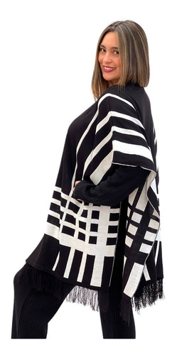Poncho/ Capa Abierta Con Lineas En Contraste Y Flecos.