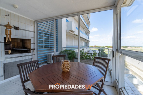 Apartamento De 3 Dormitorios En Playa Brava, Primera Linea