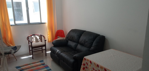 Apartamento De 1 Dormitório. Prédio Com Elevadores. No Centro Do Bairro!!