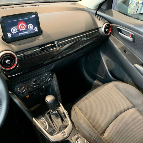 Imagen 11 de 14 de Mazda 2 Sport Carbon Edition Cuarzo Platino