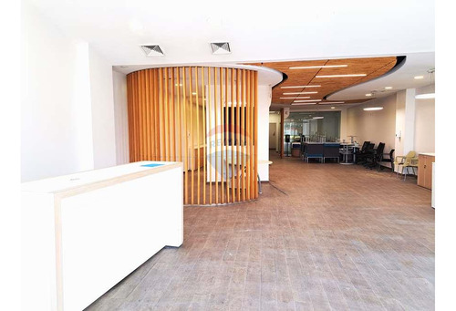 Amplio Local Comercial En Av. Las Condes