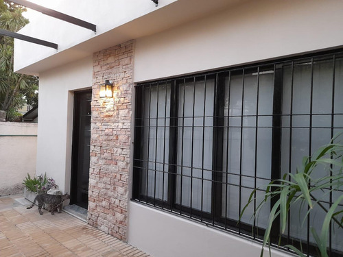 Casa En Venta - 2 Dormitorios 1 Baño - Cochera - 99mts2 - Adrogué