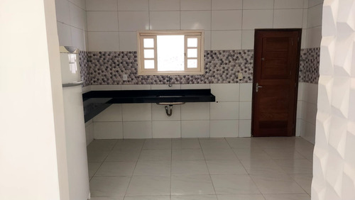 Casa De Esquina Com 3 Quartos (uma Suíte) E 2 Banheiros