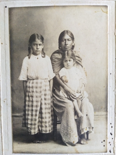 Fotografía Antigua Indígenas, C. 1900, Madre Con Niñas