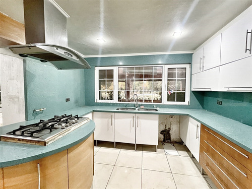 Casa En Venta De 5 Dorm. Mas Servicio En Sector Santa Esther