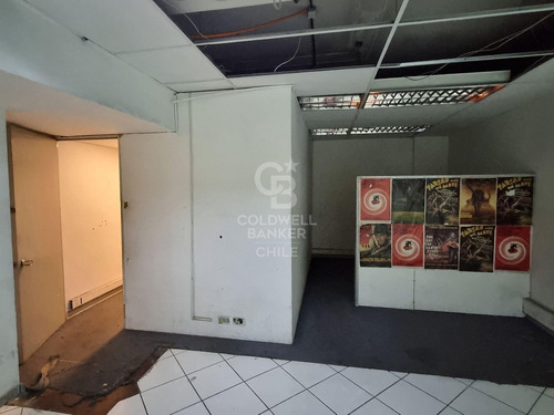 Amplio Local Comercial En Alameda, Frente A La Moneda