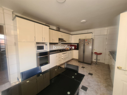 Casa En Venta De 5 Dorm. 3 Baños Mas Servicios En Las Condes