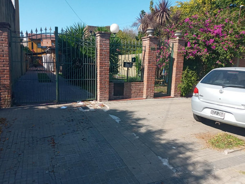 Imagen 1 de 21 de Venta Casa 4 Dorm. Lote 10x40 - 75 E/ 20 Y 21 - La Plata