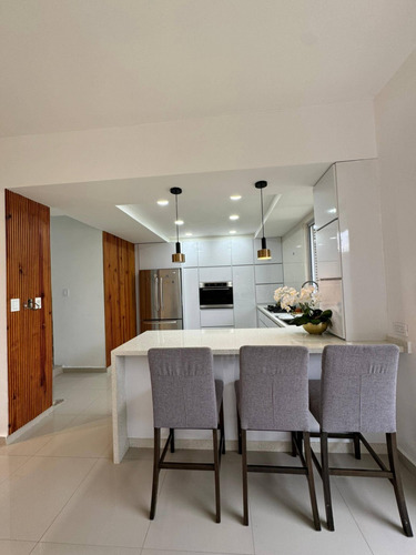 Venta De Exclusivo Townhouse En El Parral Final De Las 4av.