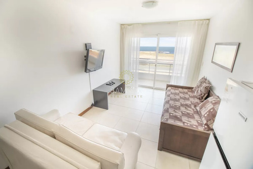 Venta Apartamento 2do Piso Con Terraza Frente Al Mar De 2 Dormitorios.