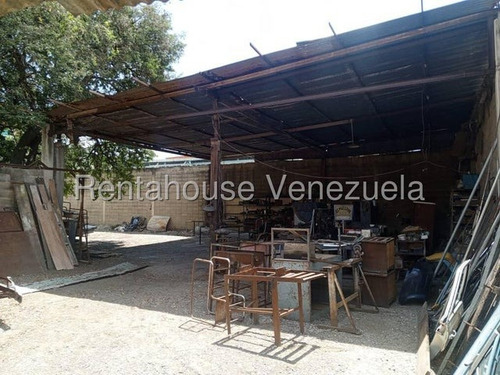 Erika Armeya Alquila, Terreno Con Galpon En El Centro Este De Barquisimeto. Flex: 25-8821