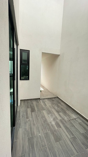Casa Moderna Nueva En Venta, De Tres Niveles, En Hacienda Barbabosa, A 5 Min De C.u. Y De La Estación Del Tren, A 15 Min Del Centro De Toluca Y De Metepec