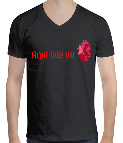 Playera Cuello V - Diseño De  Aqui Late Mi Corazón - Amor