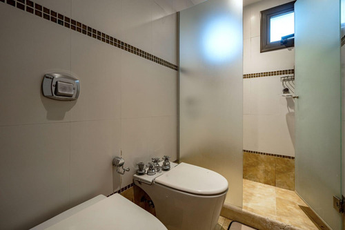 Venta/permuta Casa De 4 Dormitorios Con Amenities. San Marino, Funes Hills.