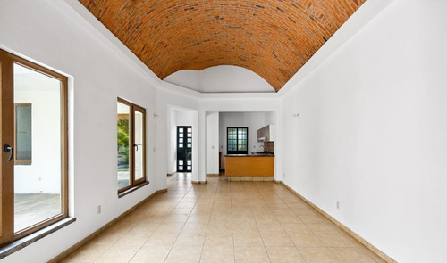Casa En Venta En San Miguel De Allende: La Cañada Un Piso Y Estilo Colonial