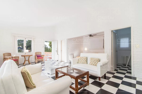Casa De Construccion Tradicional En Playa Brava, Punta Del Este En Venta