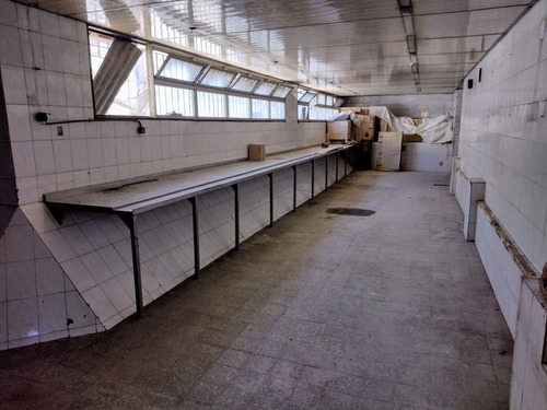 Oficinas En Liniers Con Multiples Salones Con Patio
