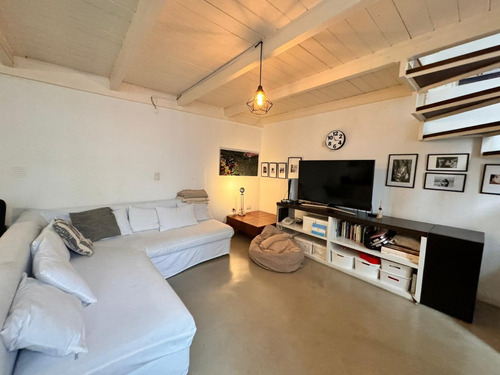 Venta - Casa Pasillo A 2 Cuadras Del Río. 3 Dormitorios Y Patio. Alquila Cochera En Edificio Al Lado