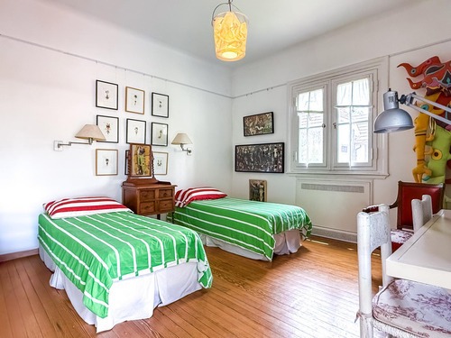 Casa En Venta, 3 Plantas, Gran Jardín, Pileta Y Cochera - San Isidro