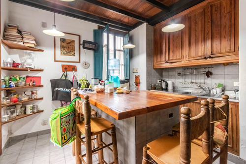 Encantadora Casa Antigua Con Actualizaciones Y Muy Buen Jardin.