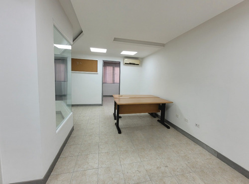 En Alquiler Excelente Oficina En Centro Plaza De 57 M2. Lm25-18438