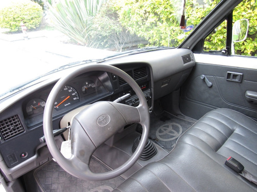 Toyota Hilux Furgon 2.3 Mecánico 4x2