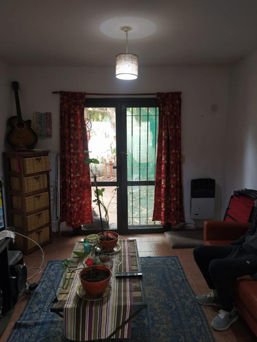 Casa Amplia En Una Zona Muy Tranquila