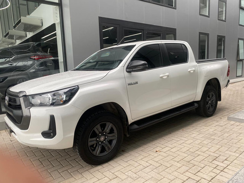 Toyota Hilux 2.4 DC Sr 4x2 6 Mt