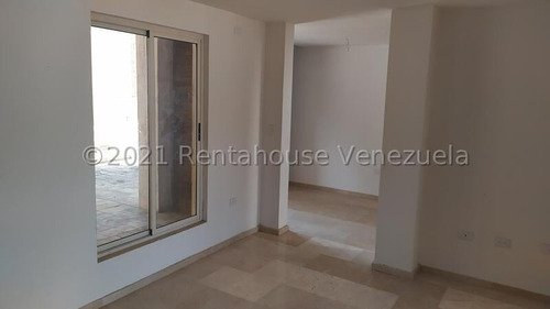 Imagen 2 de 13 de Rmp Se Vende Townhouse En Terrazas Del Country Valencia, Zona Exclusiva, Amplios Espacios En Obra Blanca Para Decorar A Su Gusto.