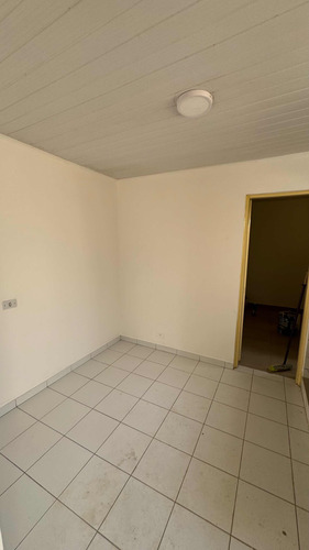 Aluga-se Casa Com 2 Quartos E Amplo Quintal