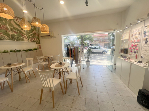 Venta De Excelente Local Comercial, Pocitos, Al Frente, Todo Reciclado, A Pasos Del Mar, Zona Muy Buscada, Actualmente Con Renta