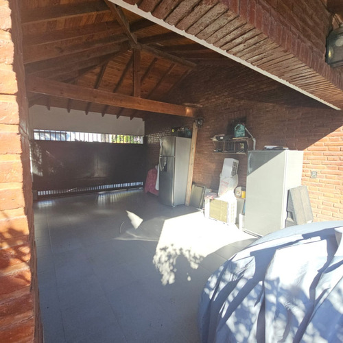 Excelente Chalet De 4 Amplios Ambientes Sobre Lote De 12,99 X 51, Con Garage Cubierto Para 3 Autos, Galeria Con Parrilla, Fondo Y Quincho. Excelente Estado. Nuevo Valor