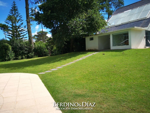 Casa - Lugano Hermoso Chalet En Venta 6 Dormitorios- Ref: 523