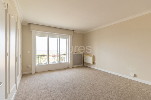 Alquiler De Apartamento En 3 Dormitorios, Punta Carretas, Montevideo (ref: Srs-12002)