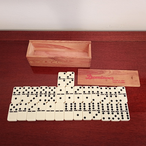 Dominó Con Caja De Madera (Usado)