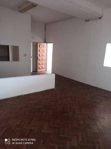 Oficina De 300m2, 8 Privados. 18 De Julio Y Martin C. Martínez