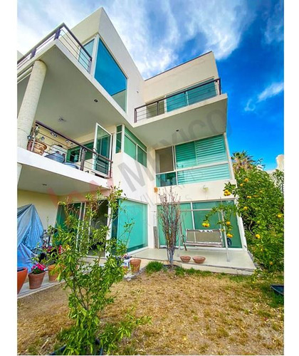 ¡encantadora Casa En Venta Con Amplio Jardín Y Excelente Vista Al Lago En Lomas De Gran Ja...