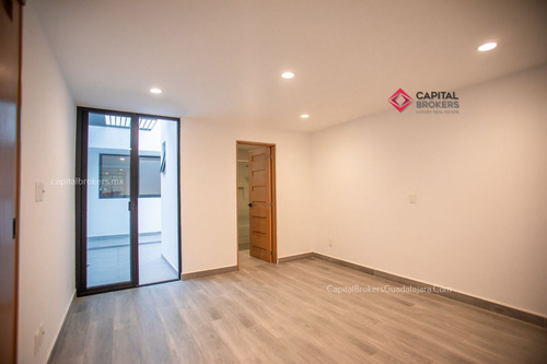 Casa Para Oficinas Ó Notaría En Chapalita Una Planta, En Esquina
