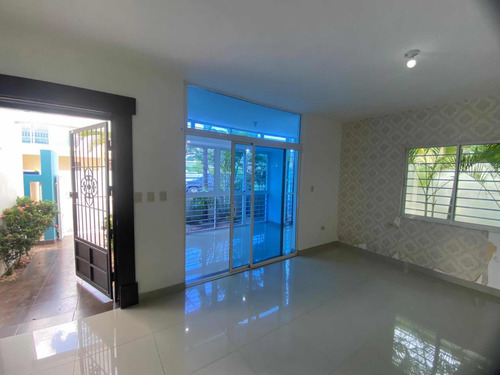 Casa Ubicada En El Residencial Las Orquídeas, La Romana