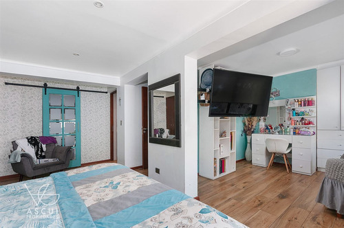 Casa En Venta. 6 Dorm. Las Condes/ Terraza Techada Y Piscina
