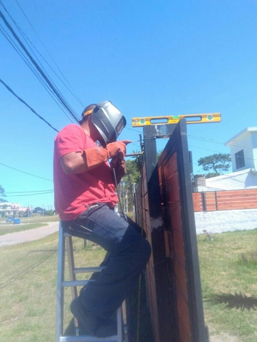 Imagen 4 de 10 de Cerramiento Hierro Madera Portones
